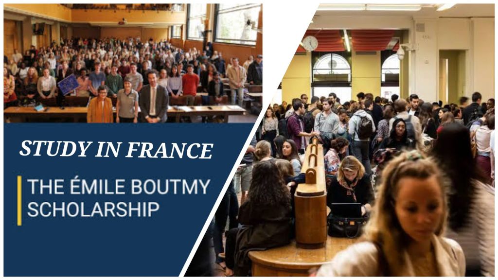 Study in France with the Émile Boutmy Scholarship.  showing a large group of students gathered in a lecture hall, highlighting the vibrant academic environment and opportunities available through the Émile Boutmy Scholarship program.